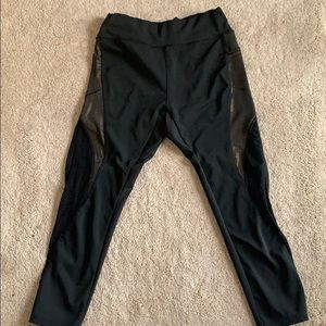 Quarter length workout leggings